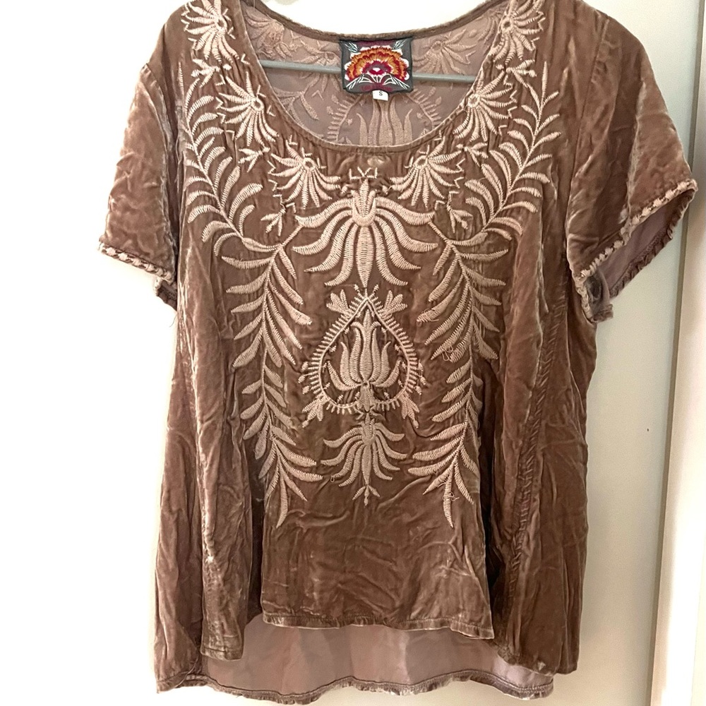 Very beautiful, unusual dark blush colored top. Very classy!
